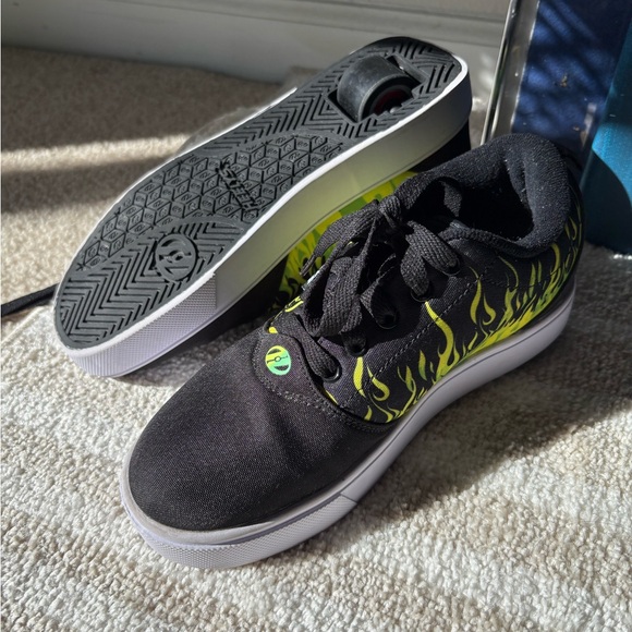 Heelys Black Shoes with Vibrant Green Flames with WHEELS Sz 5 - Picture 9 of 11